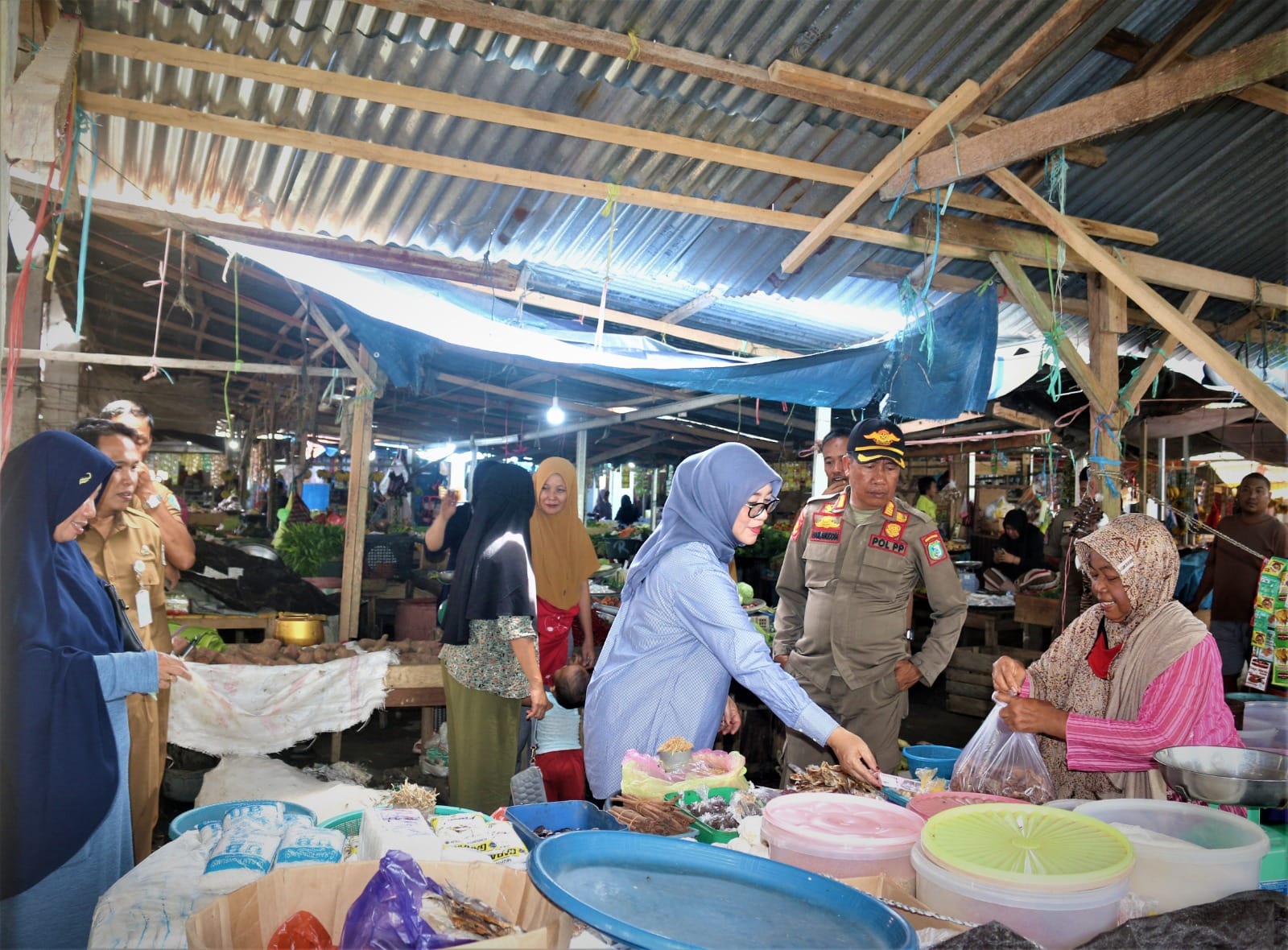 Wabup Pasangkayu Blusukan ke Pasar Sambil Belanja Kebutuhan Rumah Tangga